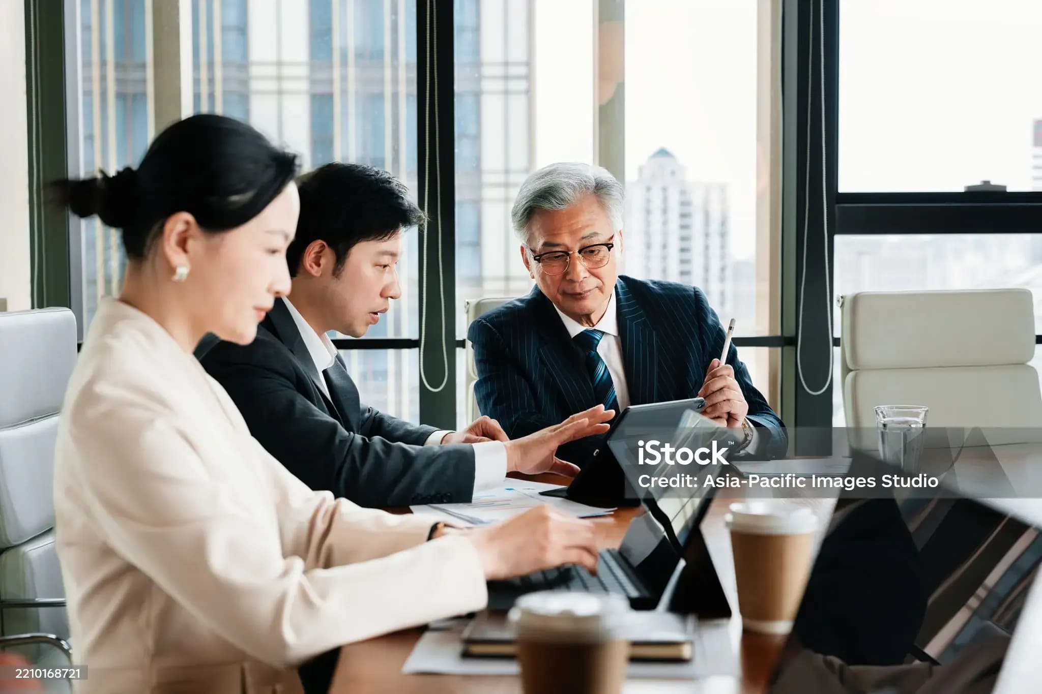 企業團隊在會議中共同檢視雲端方案